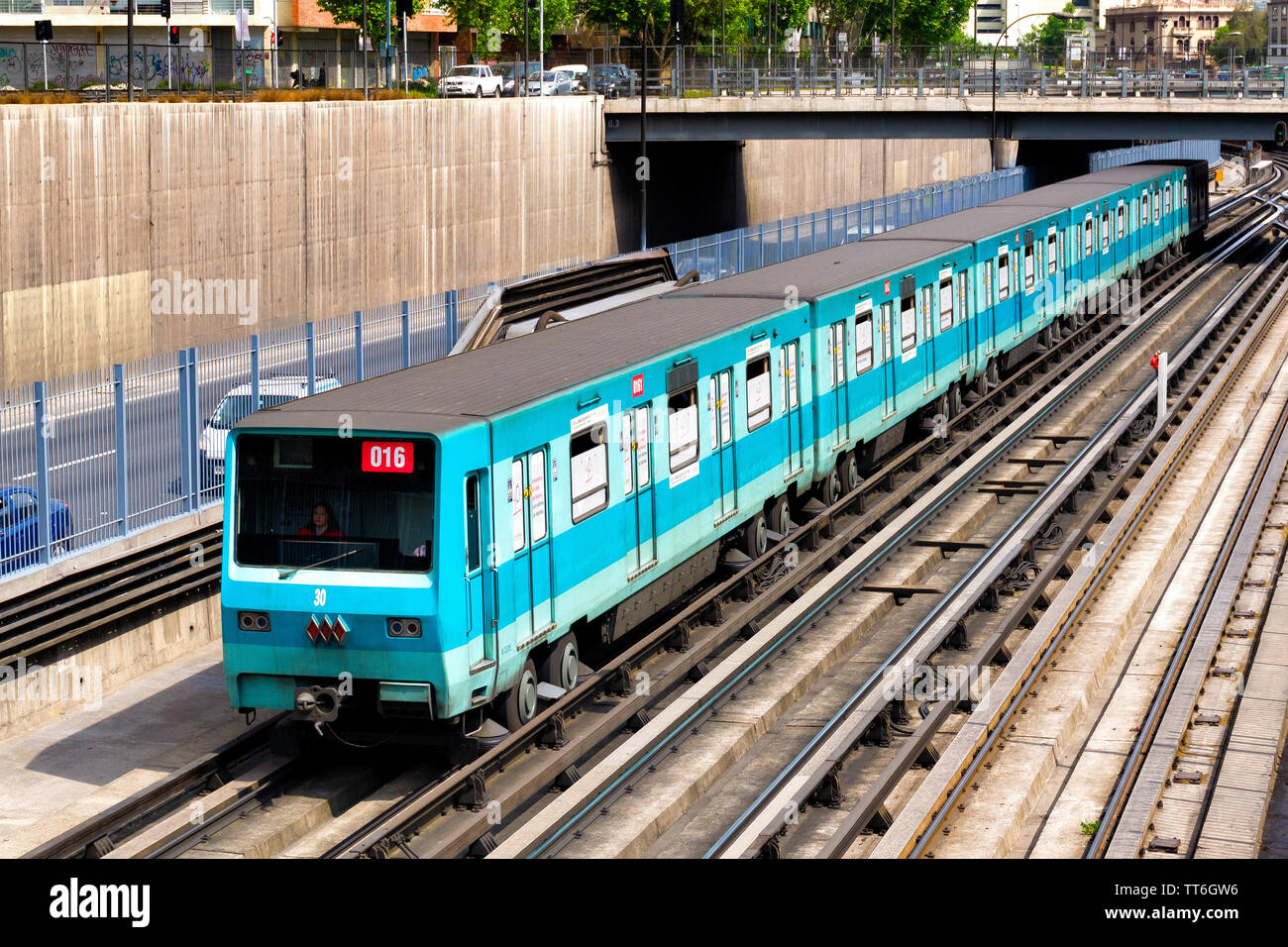 SANTIAGO DEL CILE - Ottobre 2015: una vista dettagliata del NS74 treno dalla stazione della metropolitana di Santiago Foto Stock
