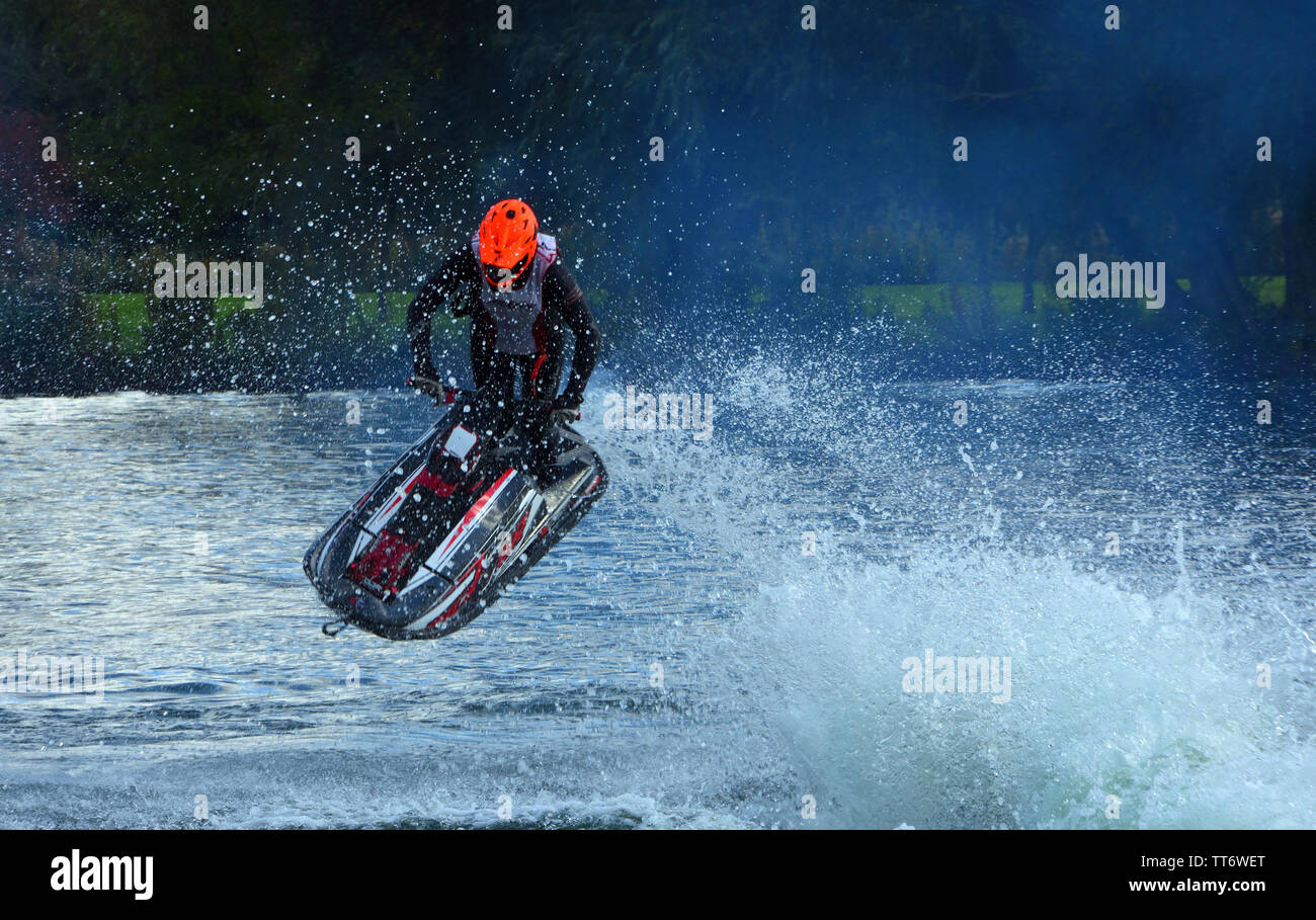 Getto di Freestyle sciatore esegue 360 creando al sacco di spray Foto Stock