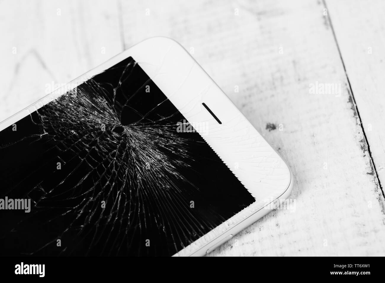 Rotture di iPhone su sfondo di legno Foto Stock