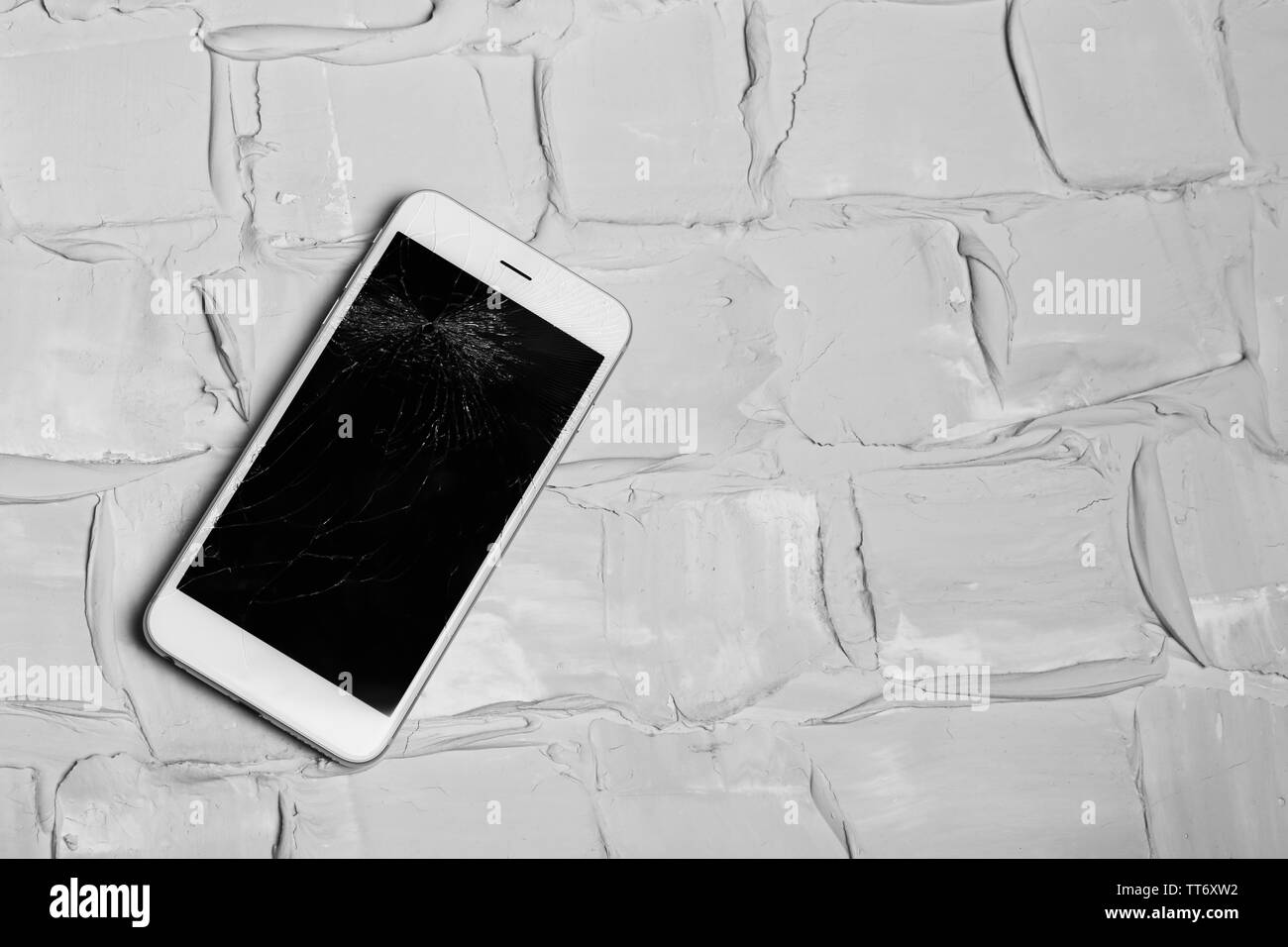 Rotture di iPhone su Sfondo mattone Foto Stock