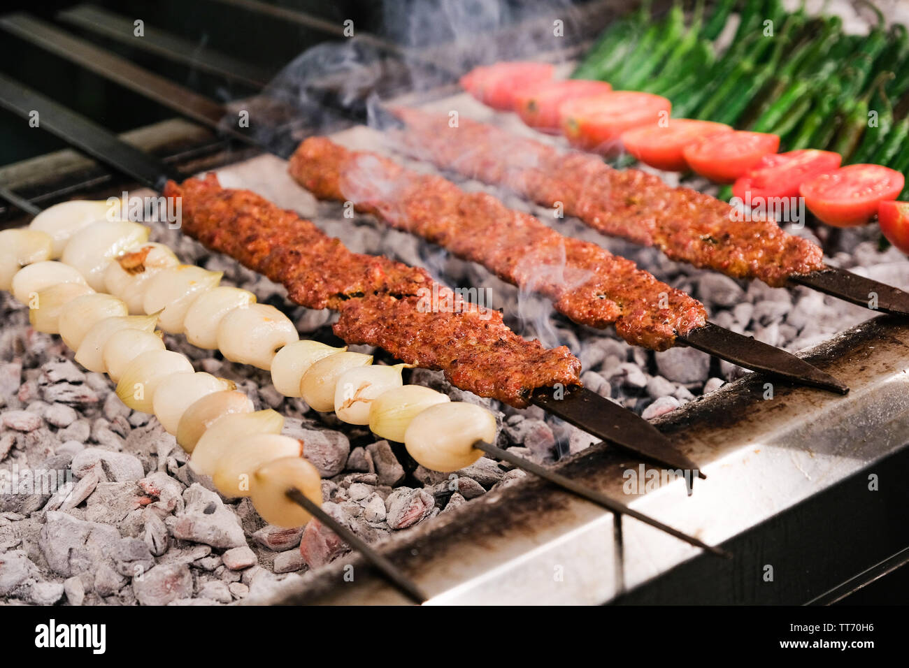 Tradizionale turca di Adana Kebap shish kebab o Foto Stock