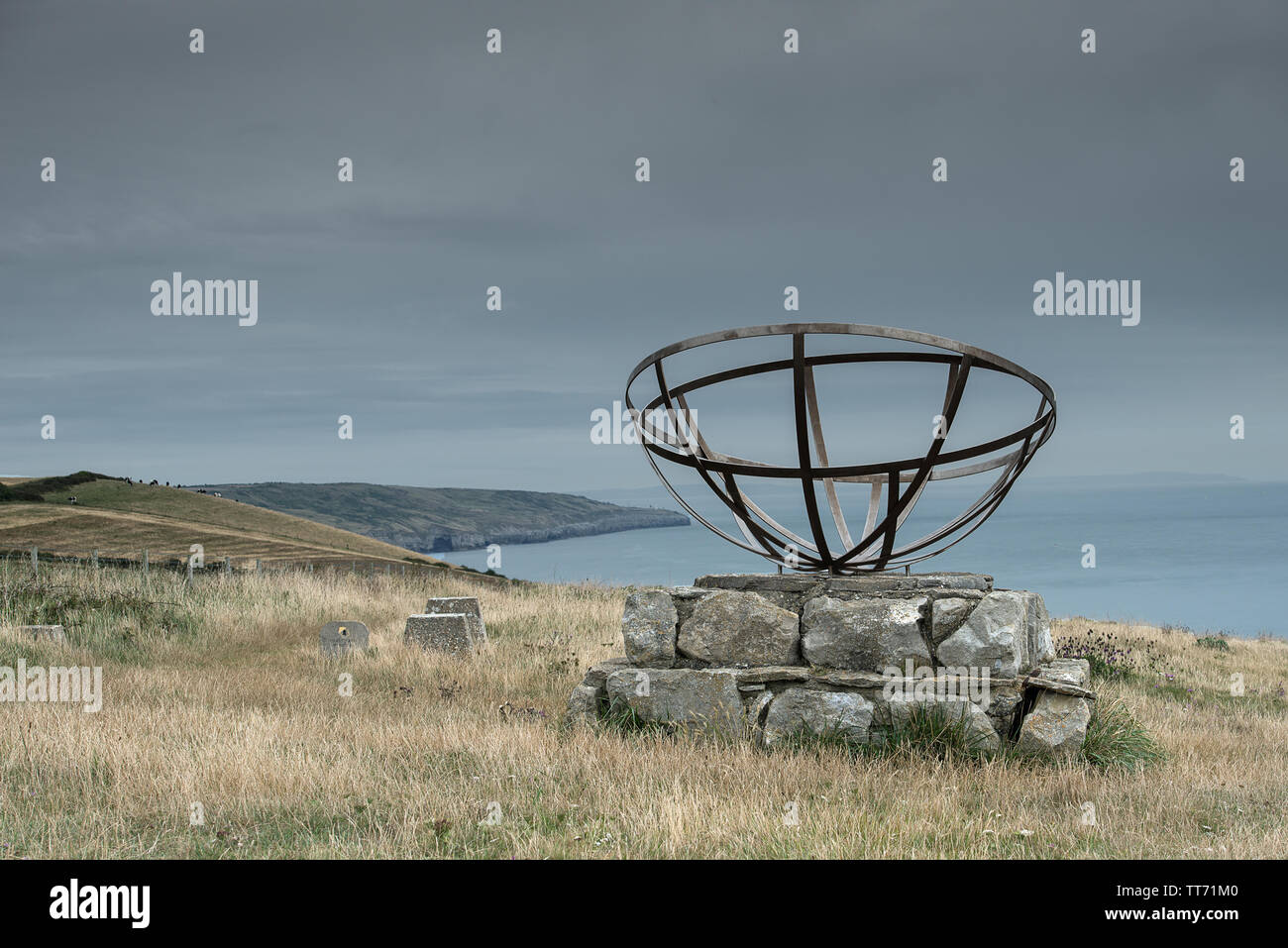 Swanage, Regno Unito - agosto 11,2015.Memorial di ricerca radar 1940-42 su Worth Matravers sulla costa sud ovest percorso. Il percorso è di 630 miglia (1014 km) lungo Foto Stock