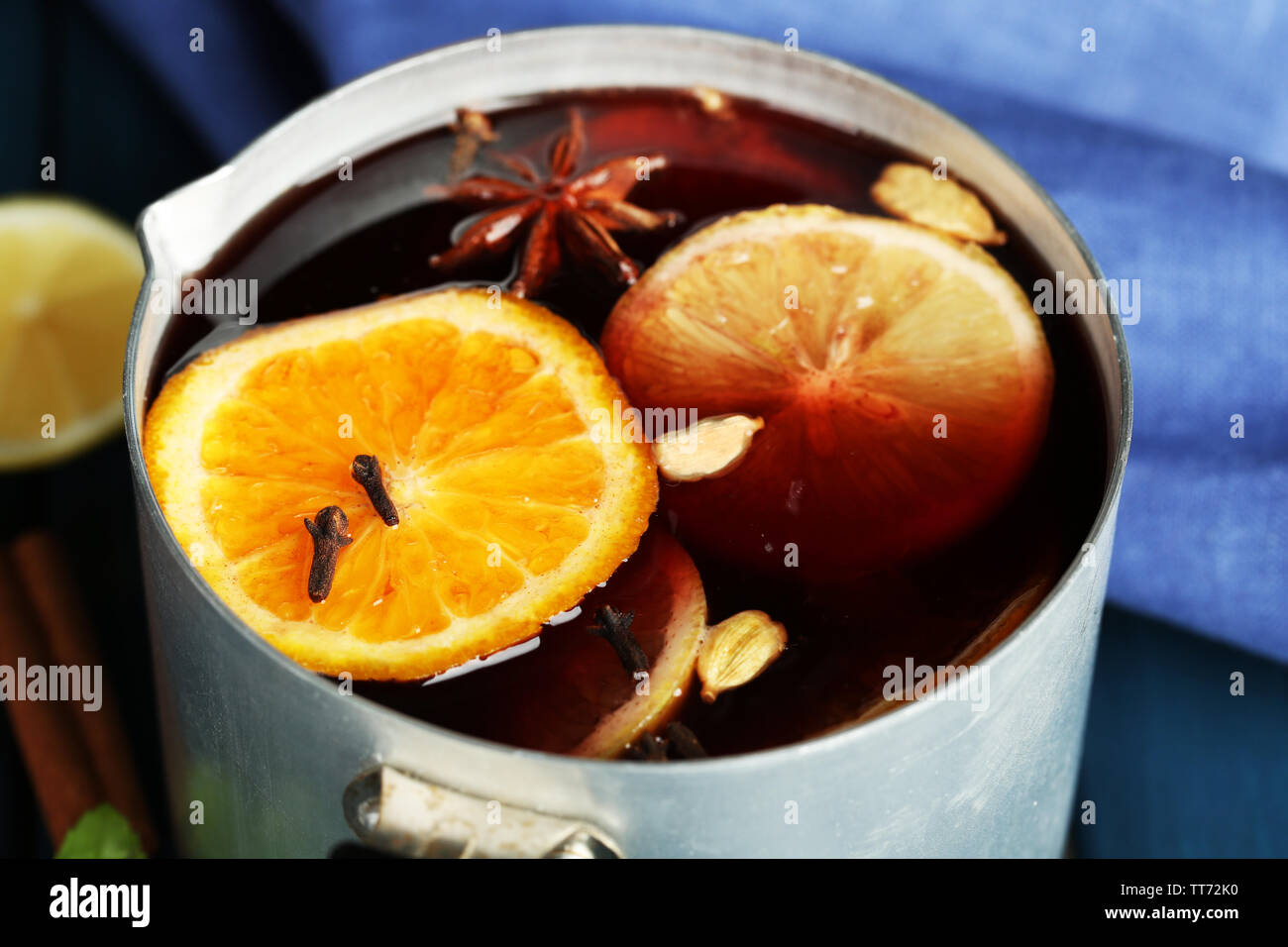 Vecchia pentola di metallo di gustoso vino brulé Foto Stock