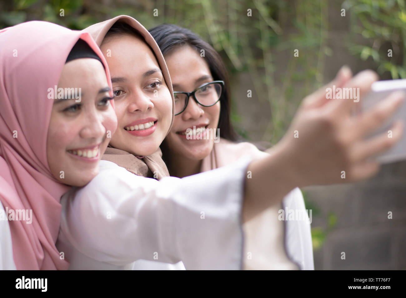 Felice migliore amico donna musulmana selfie tenendo insieme Foto Stock