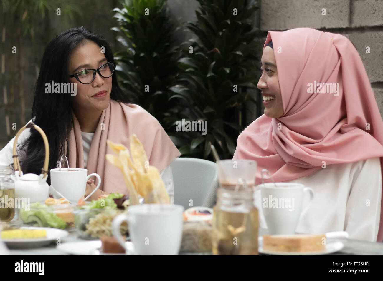 Le donne aventi la conversazione in metà del pranzo durante il ramadan celebrazione, rompere il digiuno Foto Stock