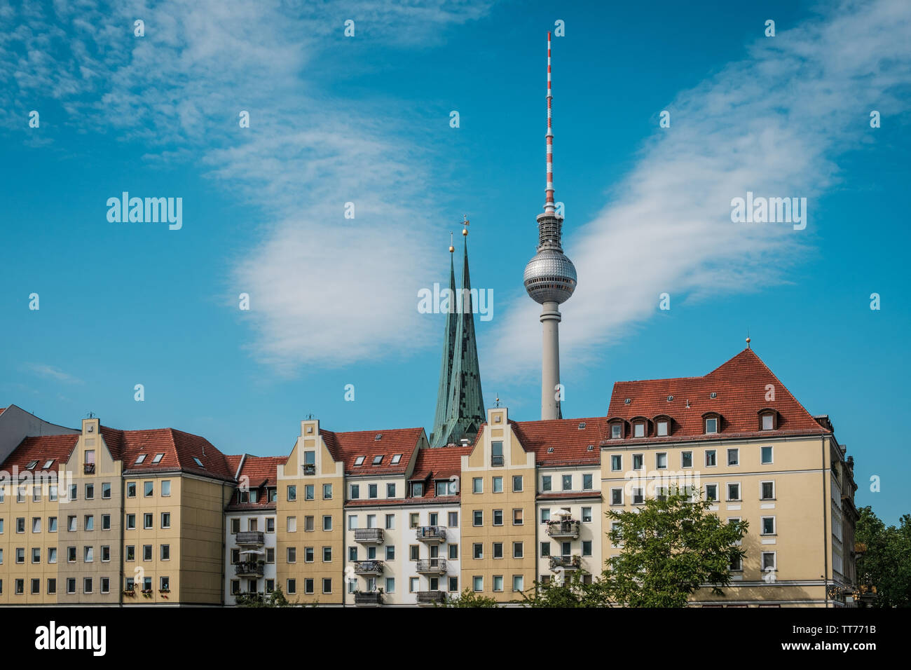 La torre della televisione (Fernsehturm), dietro il quartiere storico (Nikolaiviertel) a Berlino Germania Foto Stock