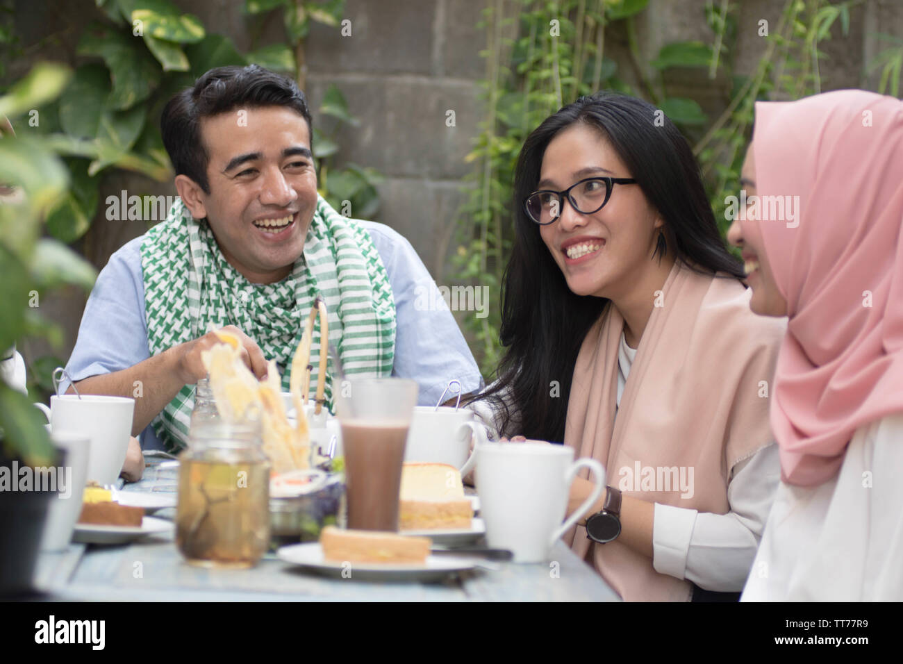 Gruppo di felice giovani musulmani di consumare la cena all'aperto durante la celebrazione del ramadan Foto Stock