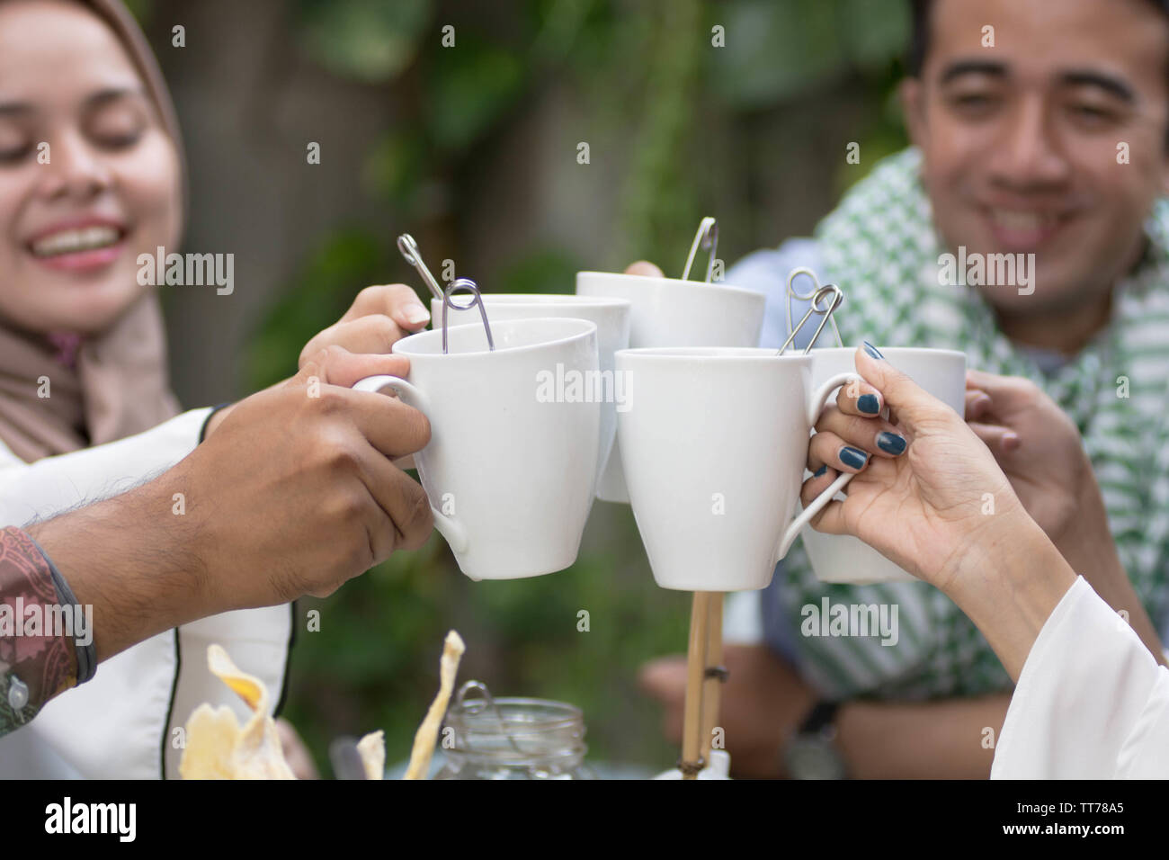 Gruppo di amici avente il tè toast a tavola ristoranti durante il ramadan celebrazione durante il ramadan celebrazione, rompere il digiuno Foto Stock