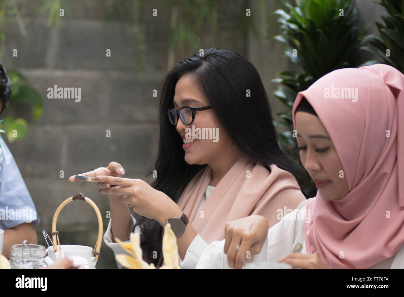 Le donne che prendono la foto del cibo in tavola ristoranti durante la celebrazione del ramadan Foto Stock