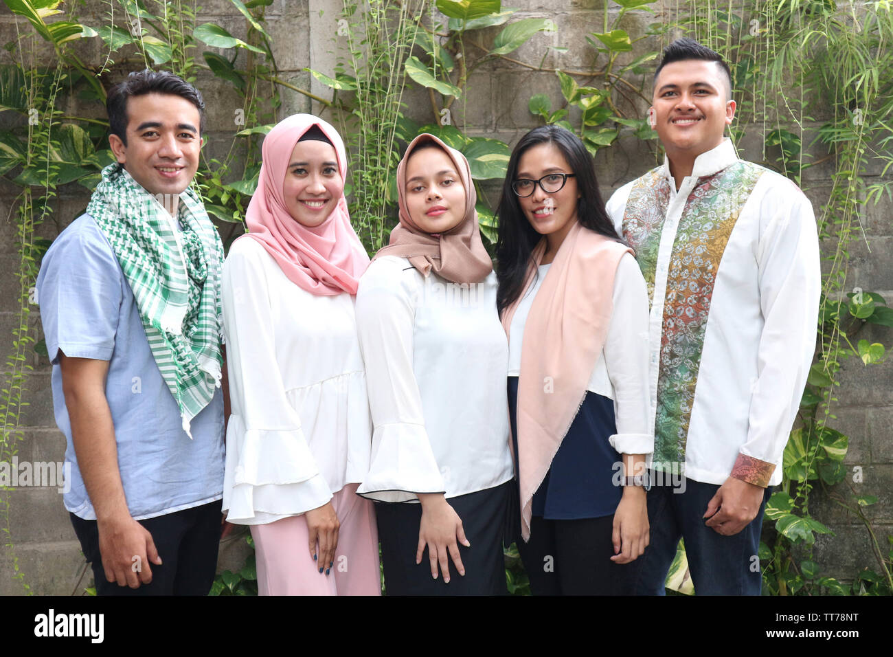 Il Portrait di un gruppo che ha sempre un gruppo di uomini e donne sulla eid mubarak celebrazione Foto Stock