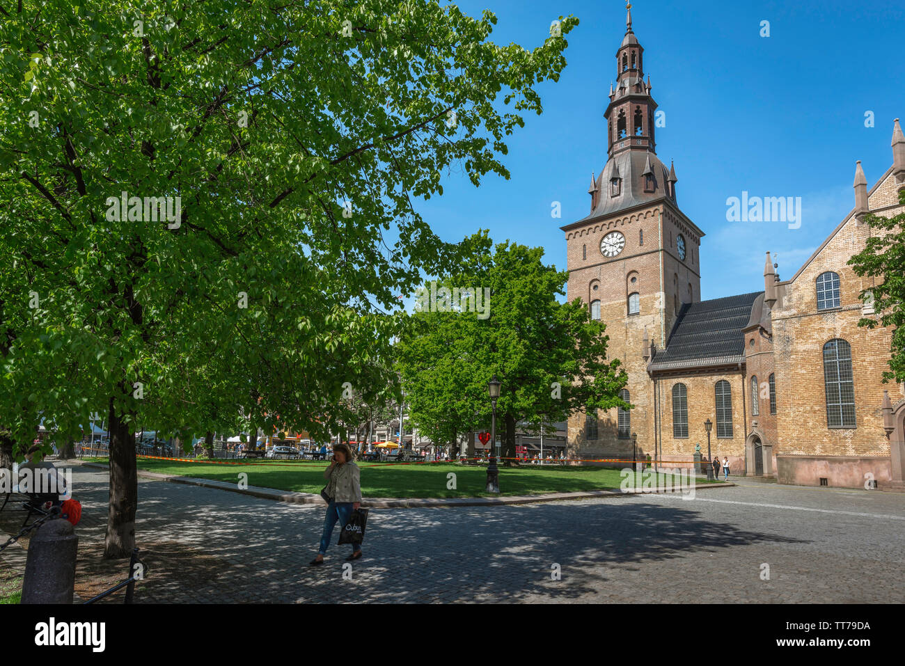 Cattedrale di Oslo, vista in estate degli edifici e piccolo parco entro il recinto della cattedrale vista da Karl Johans Gate nel centro di Oslo, Norvegia Foto Stock