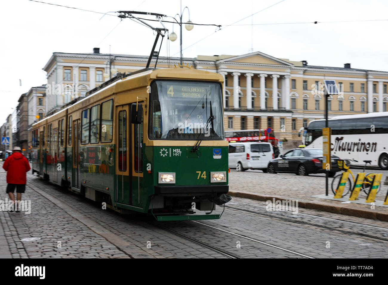 Il tram numero 74, tipo MLNRV II, sulla linea 4 sulla Piazza del Senato a Helsinki in Finlandia Foto Stock