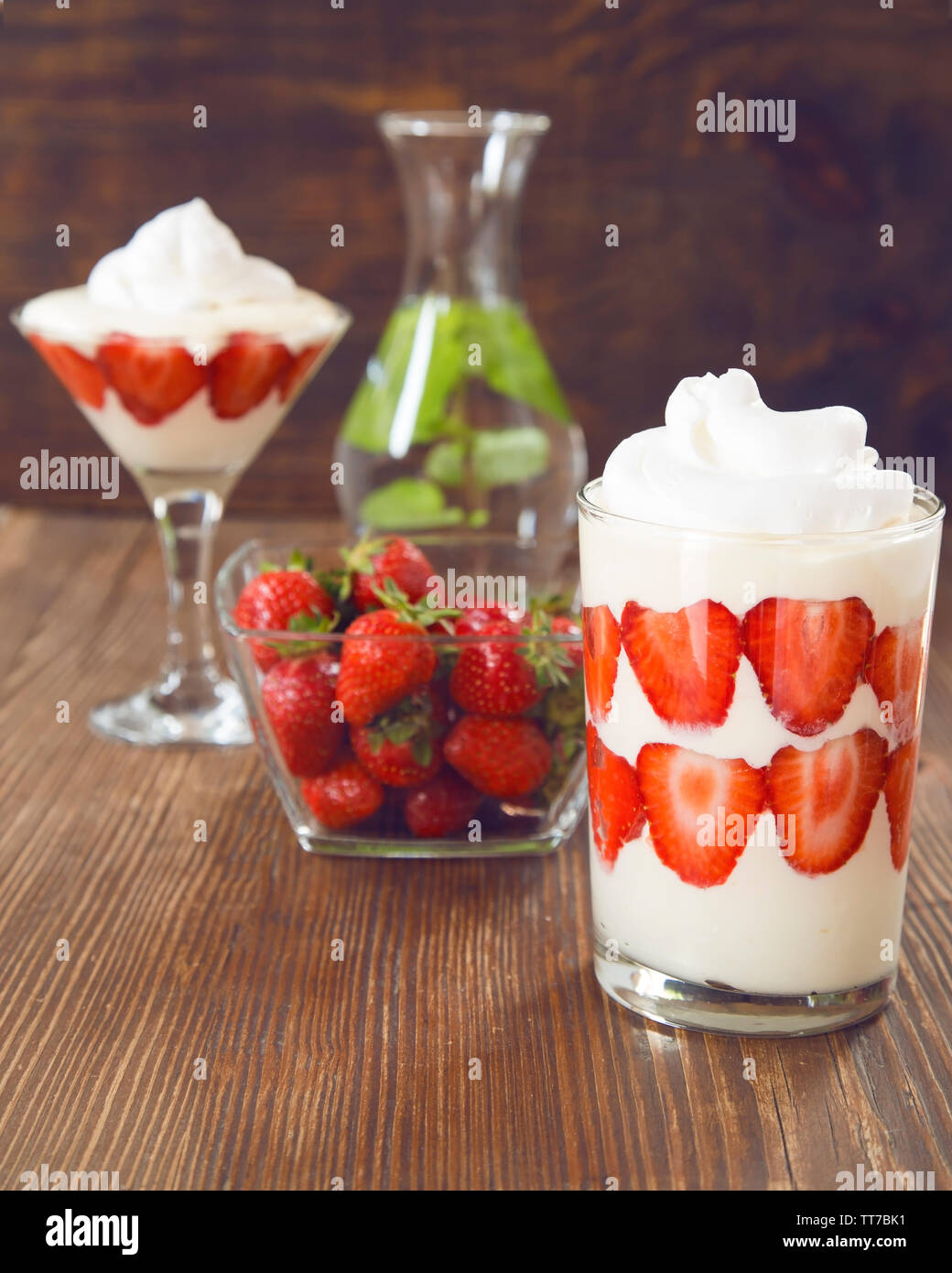 Fragola panna cotta con acqua detox Foto Stock