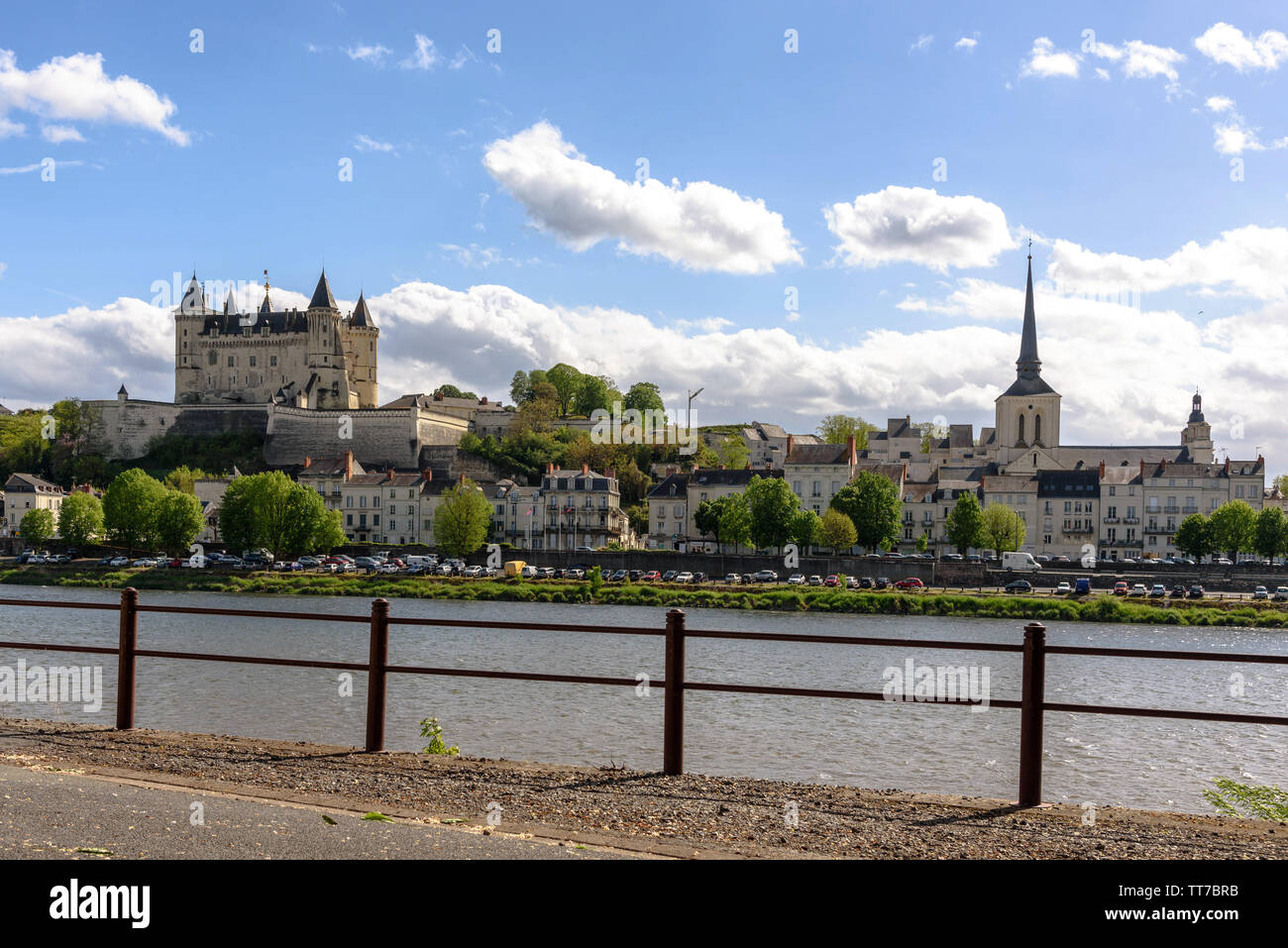 Il Château de Saumur come viste attraverso il fiume Loira sulla soleggiata giornata di primavera in Francia Foto Stock