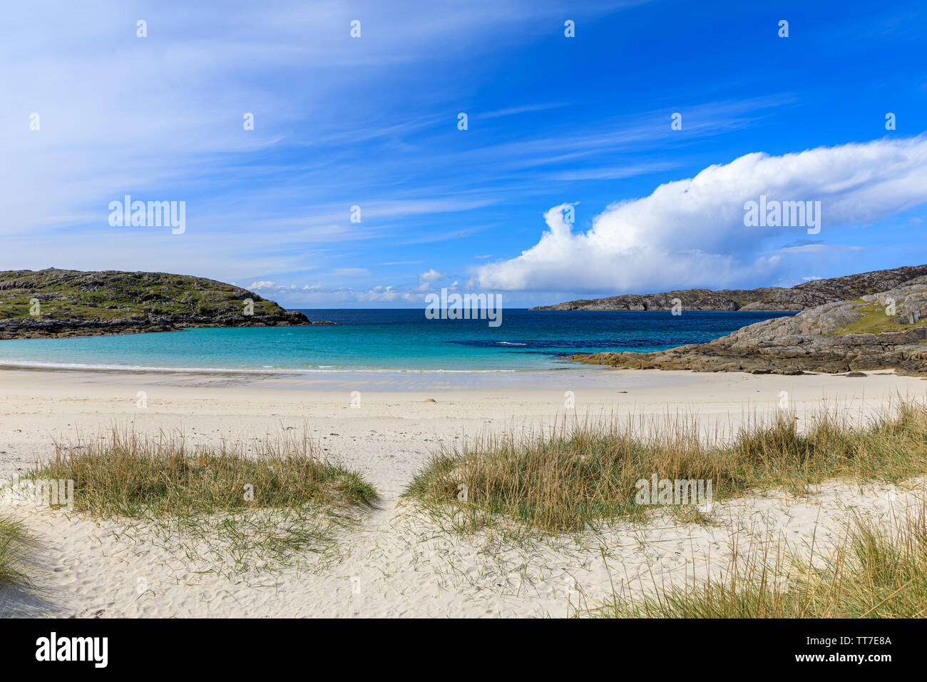 La vista di: Achmelvich Beach dalle dune, Lochinver, Scotland, Regno Unito Foto Stock