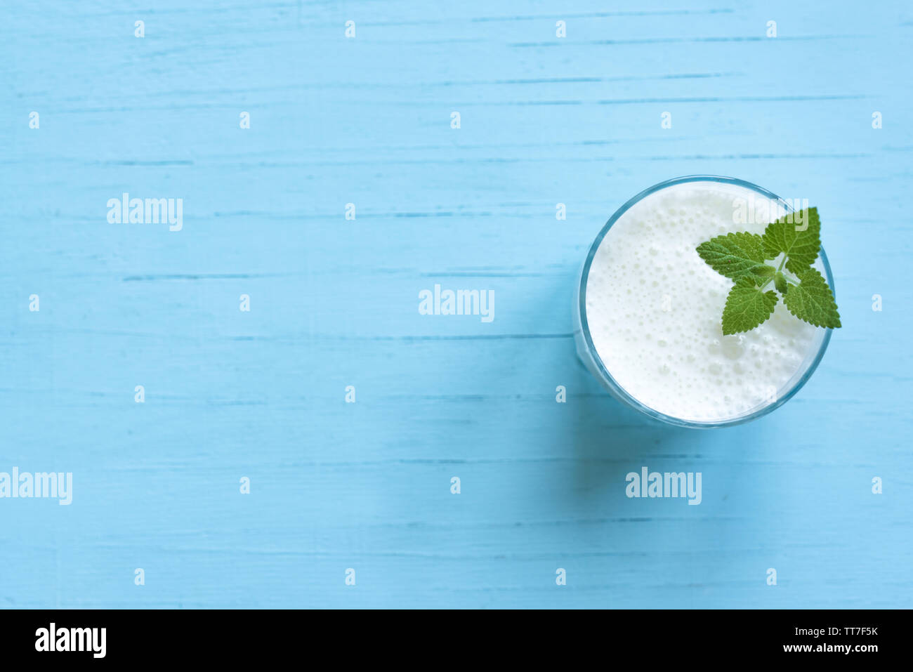 Yogurt drink (ayran, kefir, lassi) in vetro - estate sani rinfrescanti drink freddo sul blu, copia dello spazio. Foto Stock