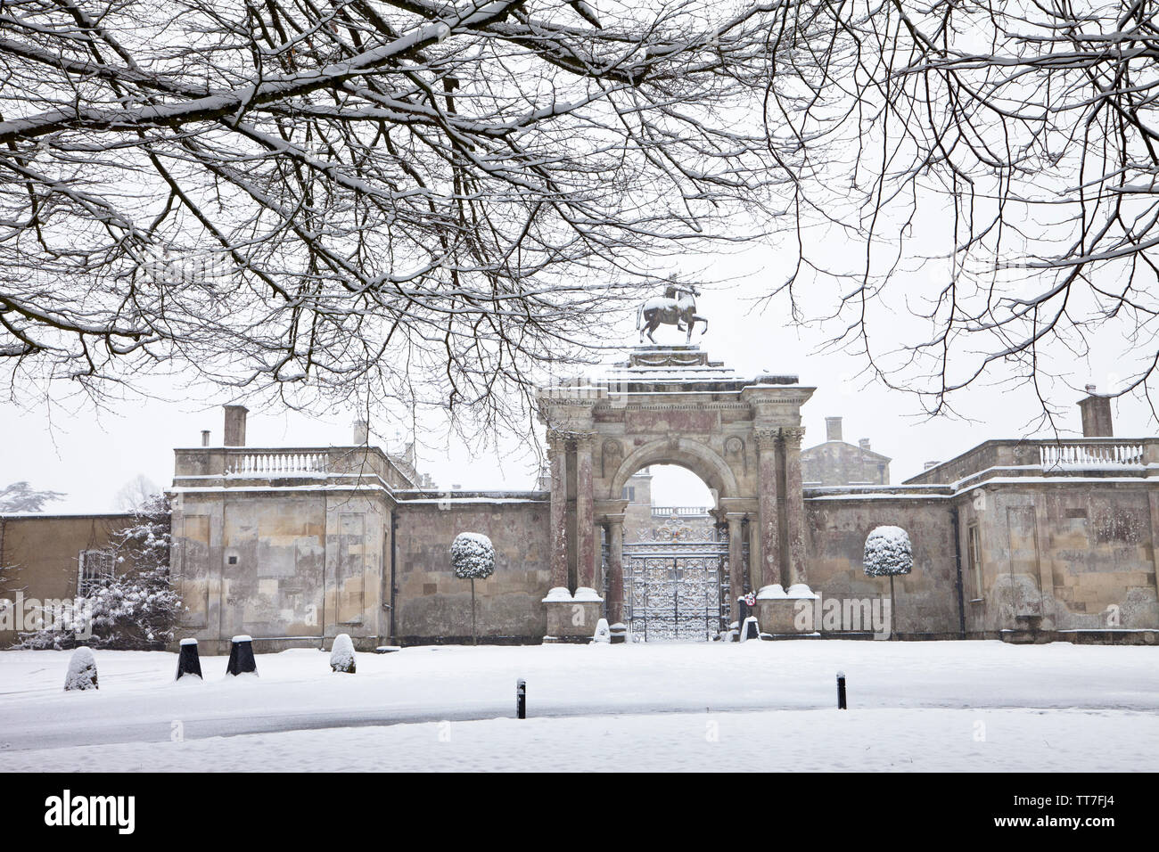 Nevicata in Minster Street, Wilton, Wiltshire, alle porte di Wilton House. Foto Stock