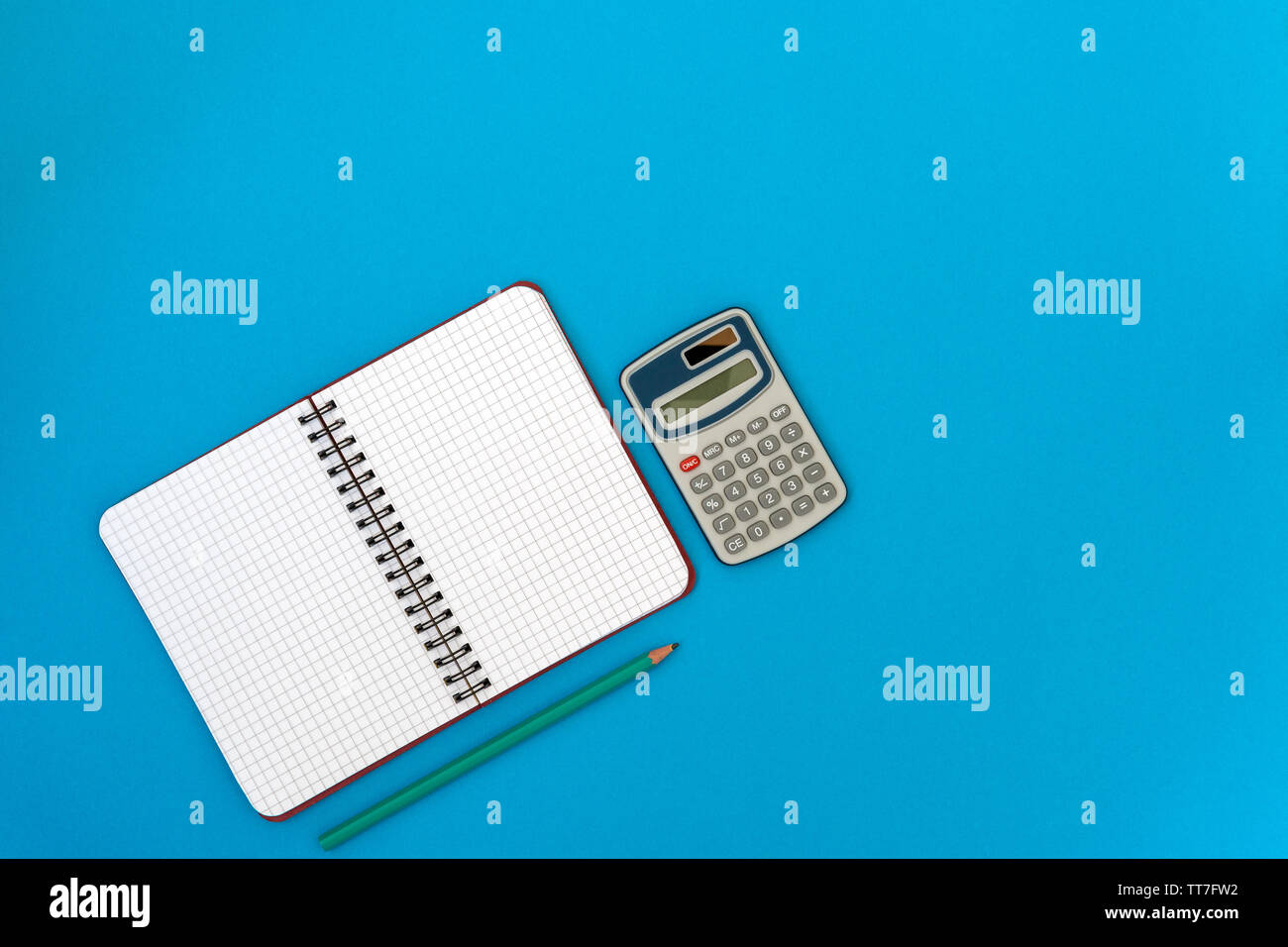 Agenda elettronica personale,calcolatrice e matita su sfondo blu Foto stock  - Alamy