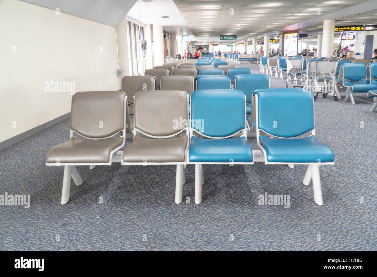 Righe della sedia vuota in Don Mueang dall'Aeroporto Internazionale di Bangkok, sedia di attesa per il trasporto di passeggeri in aeroporto Foto Stock