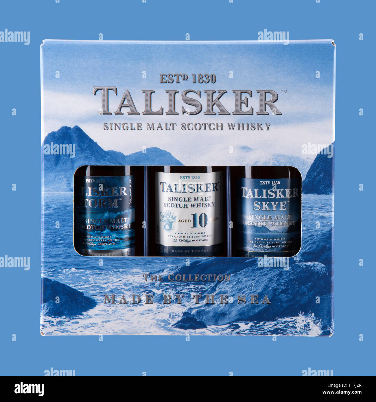 SWINDON, Regno Unito - 15 giugno 2019: Talisker Single Malt Whisky colletion pack su uno sfondo blu Foto Stock