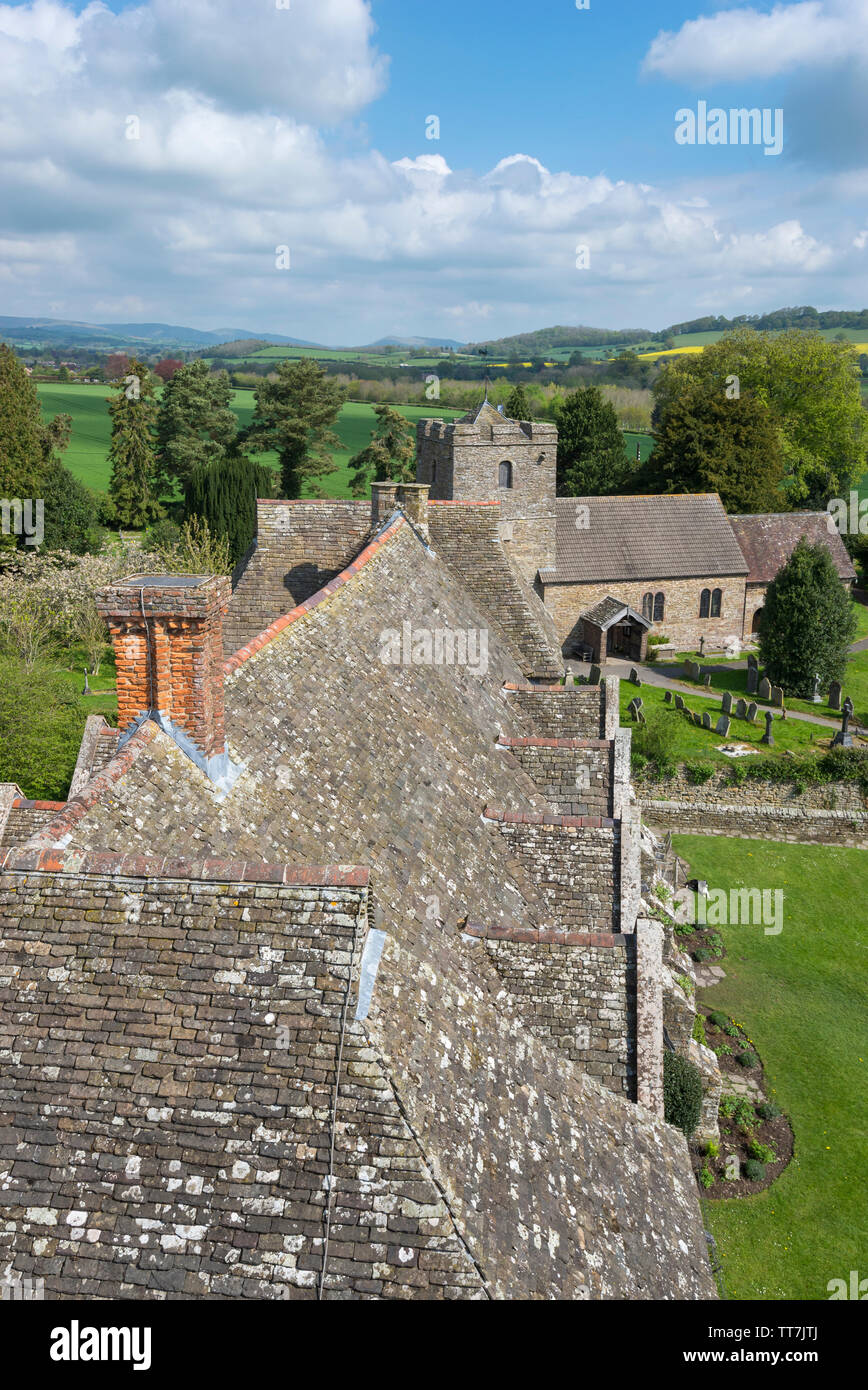 Vista dalla Torre Sud della vecchia chiesa a Stokesay Castle, craven arms, Shropshire, Inghilterra. Foto Stock