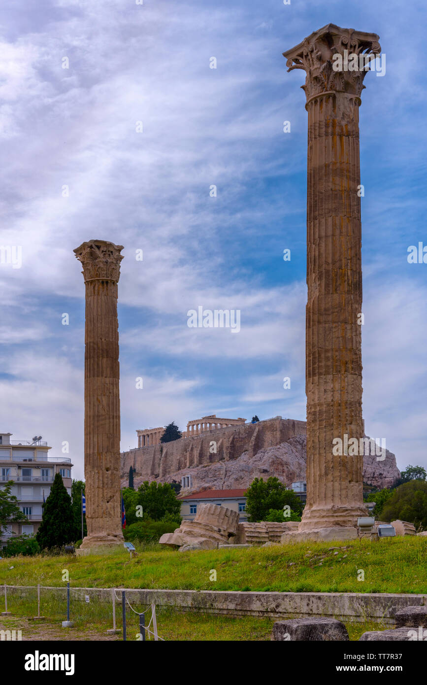 Atene, Attica / Grecia. Il Tempio di Zeus Olimpio noto anche come Olympieion o colonne di Zeus Olimpio. L'Acropoli, il Partenone Foto Stock