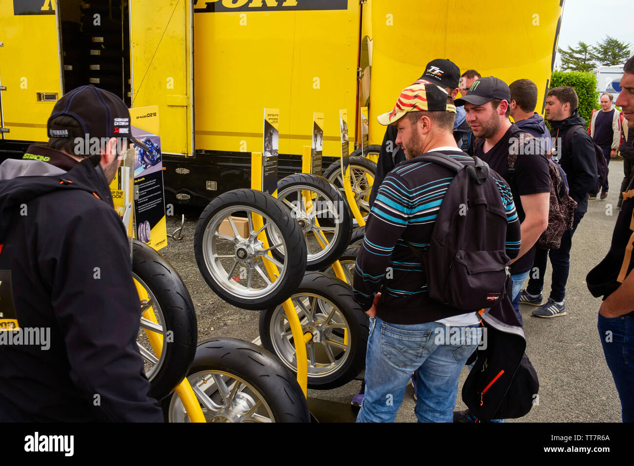 Bike Racing fan guardare il display di pneumatici differenti sul display alla Dunlop racing pneumatico stand TT 2019 Foto Stock