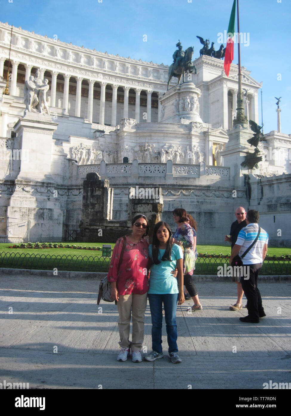 Madre e figlia a VITTORIO EMANUELE II monumento, Roma, Italia. Foto Stock