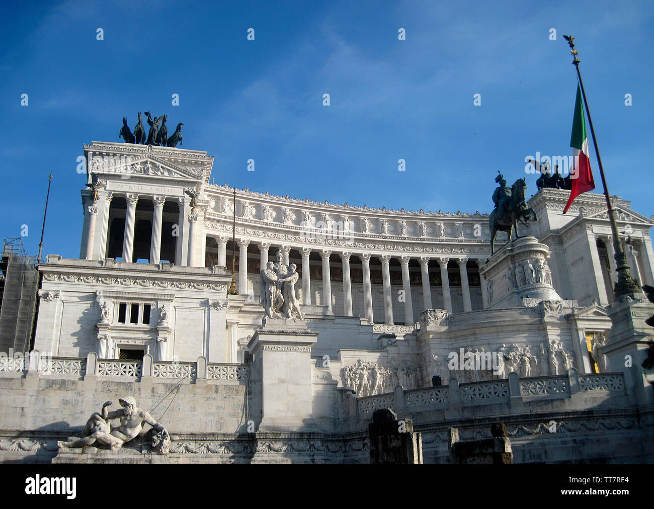 Vista esterna del VITTORIO EMANUELE II monumento noto anche come la torta di compleanno edificio, Roma, Italia. Foto Stock