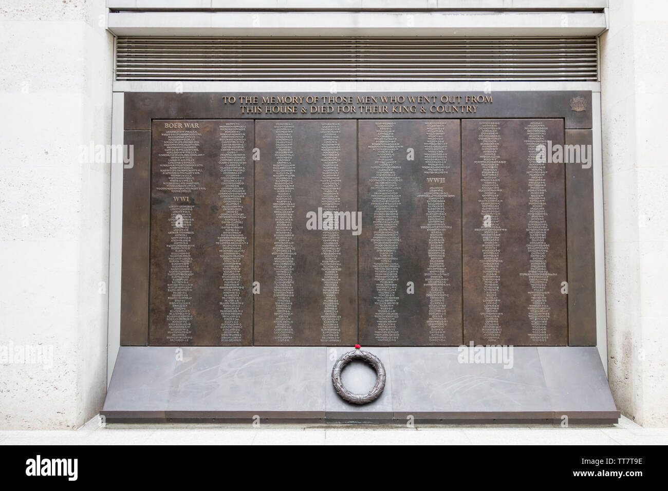 Memoriale di guerra al di fuori del London Stock Exchange su Paternoster Row, London EC4, Regno Unito Foto Stock