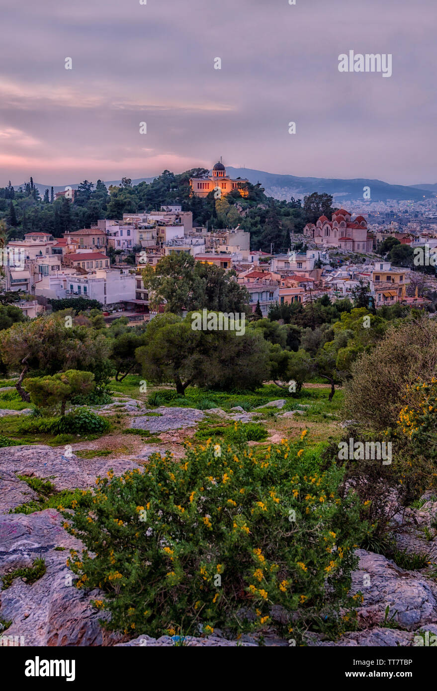 L Osservatorio Nazionale della città di Atene, Grecia nella parte superiore delle Ninfe' Hill in Thission. Foto scattata dal areopago hill in Plaka, l'Acropoli Foto Stock