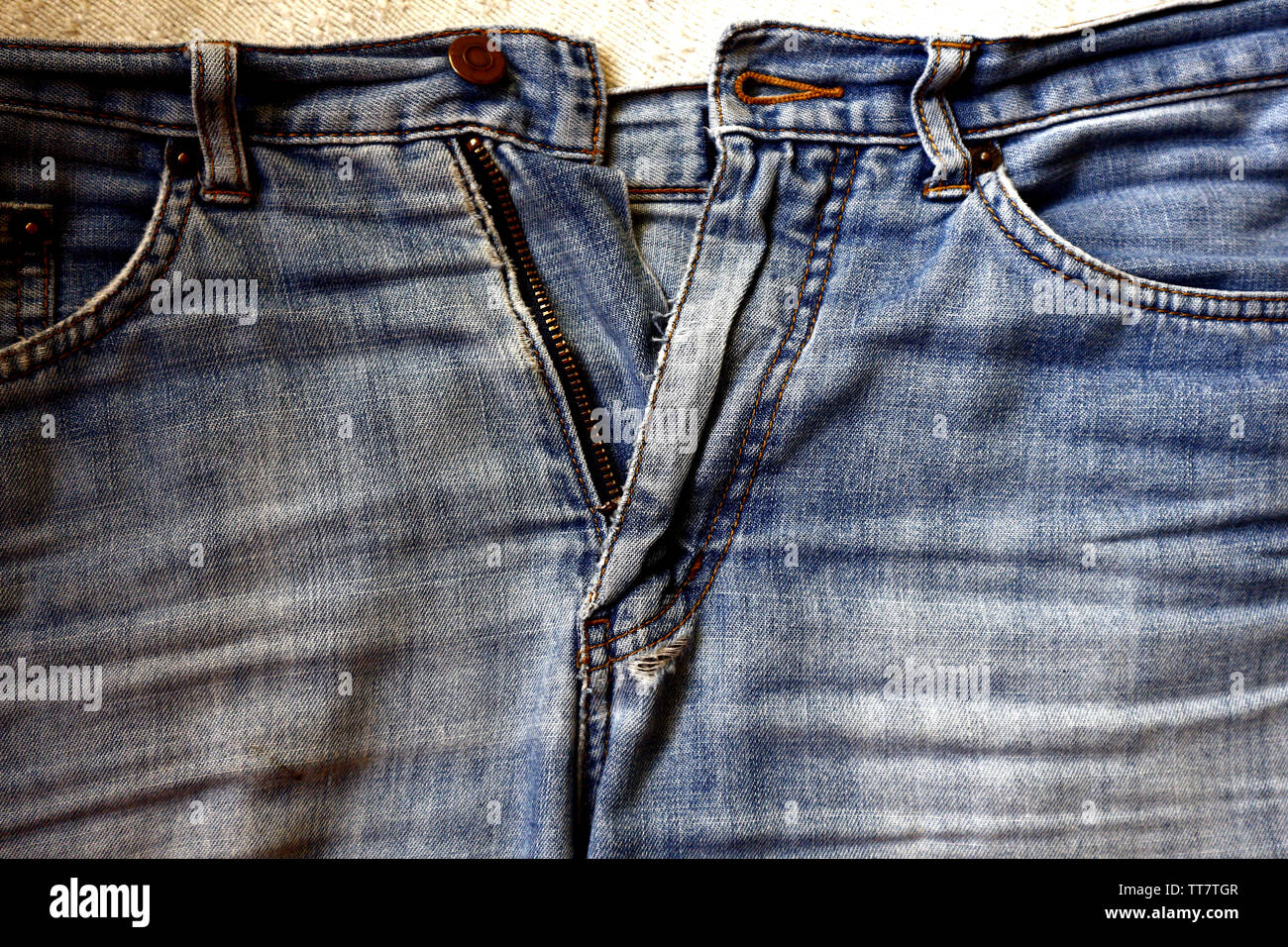 Foto di un blu denim pantaloni corti Foto Stock