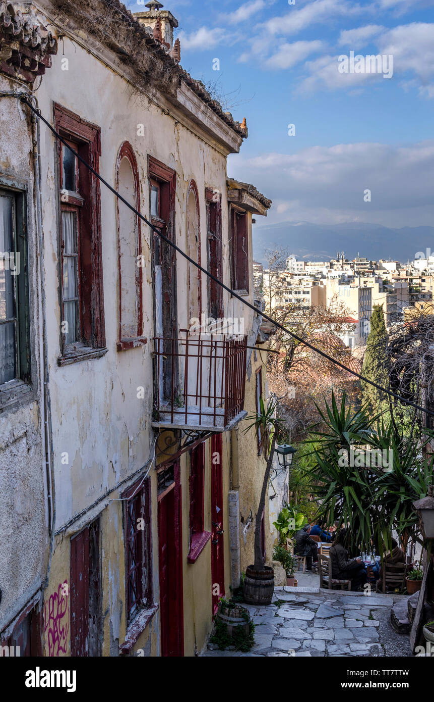 La Plaka, Atene / Grecia. Vecchio tradizionale casa abbandonata in un vicolo stretto nella storica area di Plaka sotto l'Acropoli, la visualizzazione della città di Atene Foto Stock