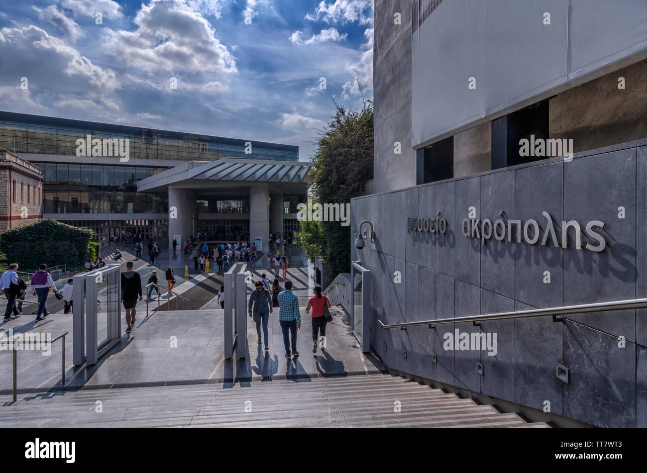 Atene, Attica / Grecia. Vista esterna del museo dell'Acropoli di Atene (Dionysiou Areopagitou Street). Progettato da Bernard Tschumi Foto Stock