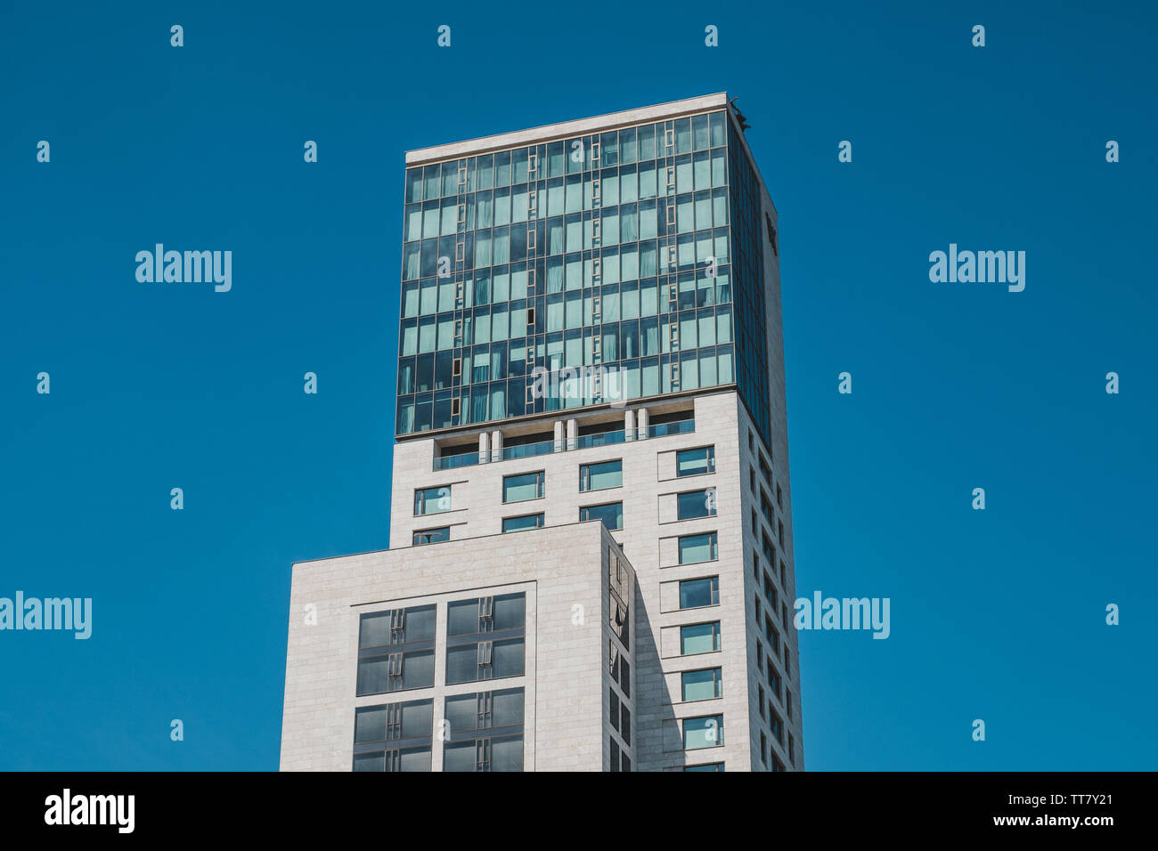 Berlino, Germania - Giugno 2019: la parte superiore del Waldorf Astoria edificio, un hotel di lusso a Berlino, Germania Foto Stock