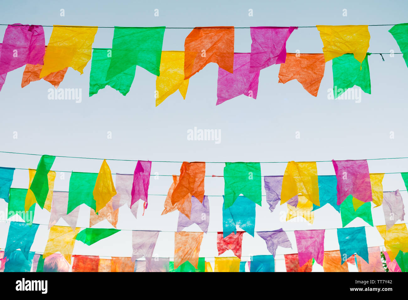 Tipiche bandiere colorate usate per la decorazione a giugno Festival (aka festas de Sao Joao), con spazio di copia Foto Stock