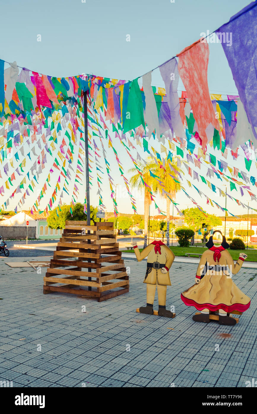 Oeiras, Brasile - Circa Giugno 2019: decorazioni per le feste di giugno (aka festas de Sao Joao) nel centro storico di Oeiras, Piauí Foto Stock