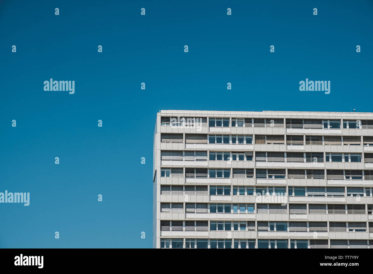 Edificio di appartamenti e complessi e cielo blu spazio copia Foto Stock