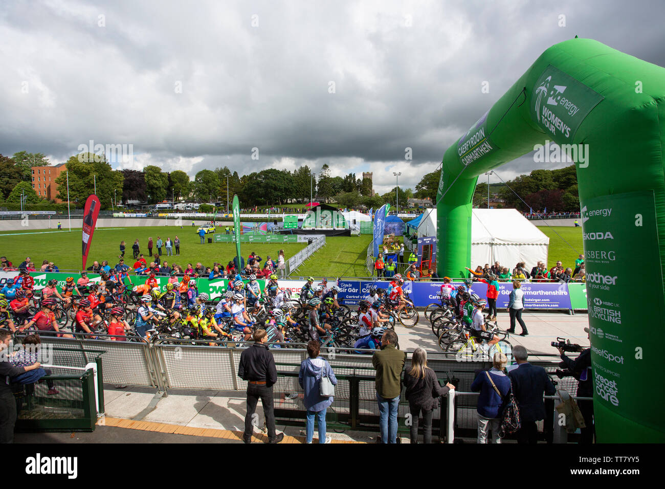 Carmarthen, Wales, Regno Unito. Il 15 giugno 2019. I concorrenti preparare per impostare off on Stage 6 dell'OVO energia donna Tour. Credito: Gruffydd Ll. Thomas Credito: Gruffydd Thomas/Alamy Live News Foto Stock