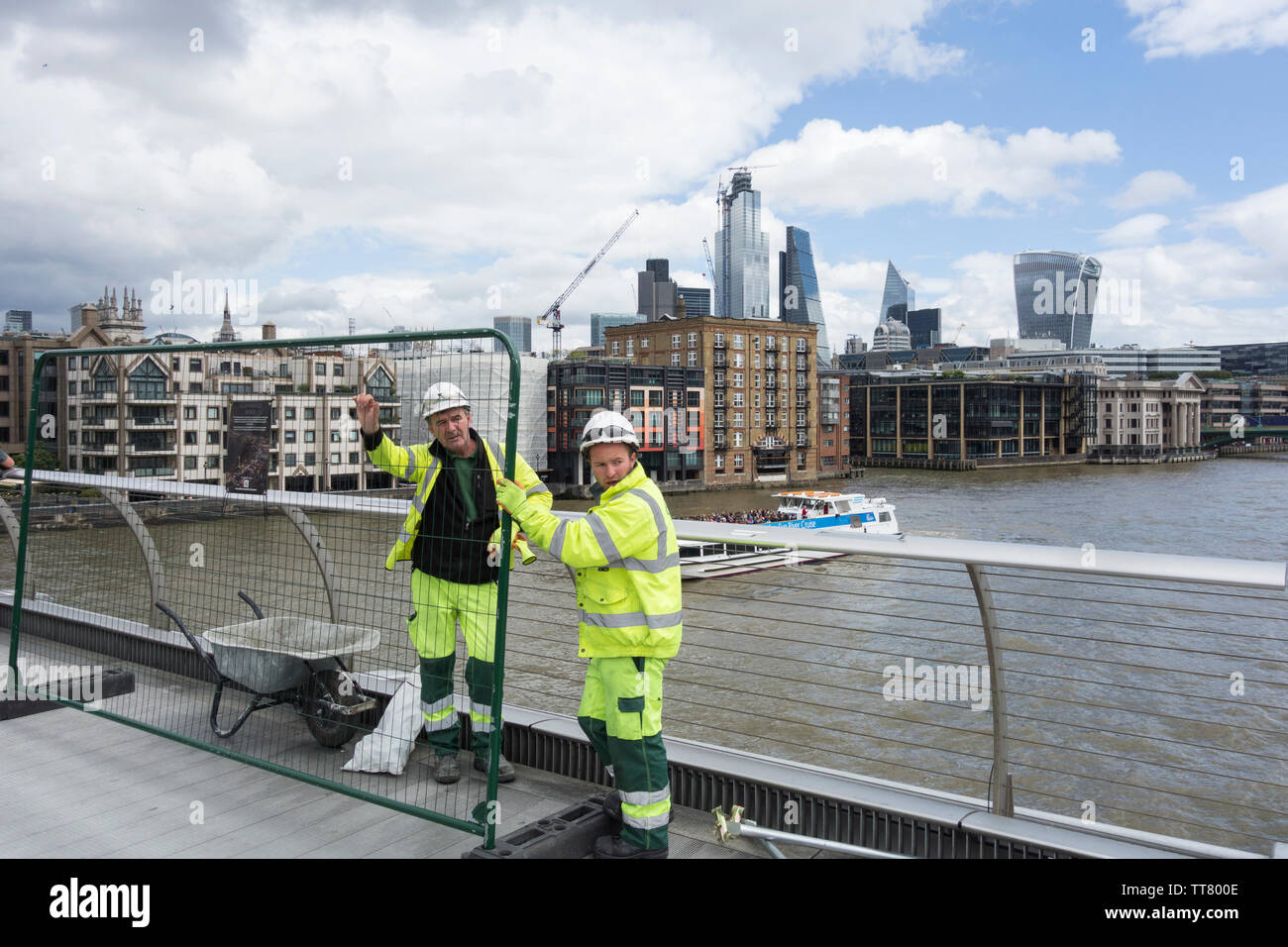 I lavori di manutenzione e di riparazione sul Millennium Bridge (lama di luce), London, Regno Unito Foto Stock