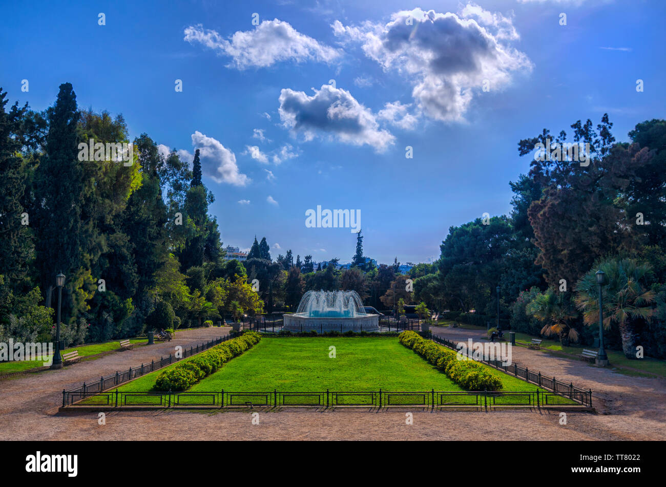 Atene, Attica / Grecia. Il giardino con la fontana in marmo di fronte alla sala di Zappeion edificio neoclassico nel Giardino Nazionale nei pressi di Piazza Syntagma Foto Stock