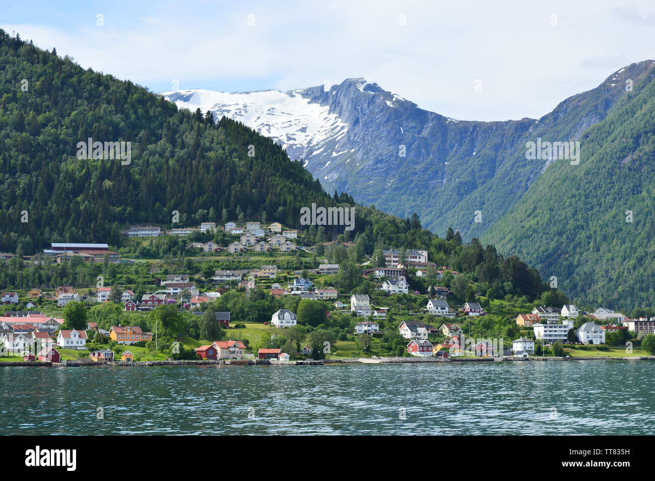 Un villaggio norvegese dal fiordo Foto Stock