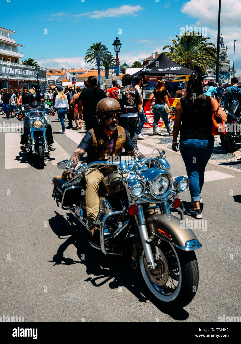 Cascais, Portogallo - 15 Giugno 2019: Il bellissimo villaggio di pescatori di Cascais, Portogallo sulla Riviera Portoghese ospita la ventottesima annuo europeo Harley-Davidson H.O.G. Rally da 13-16 Giugno, 2019. L'incontro è prevista la partecipazione di 50.000 appassionati e include la moto-relative attività aperte al pubblico, carrelli di cibo e live Rock mostra di notte Foto Stock