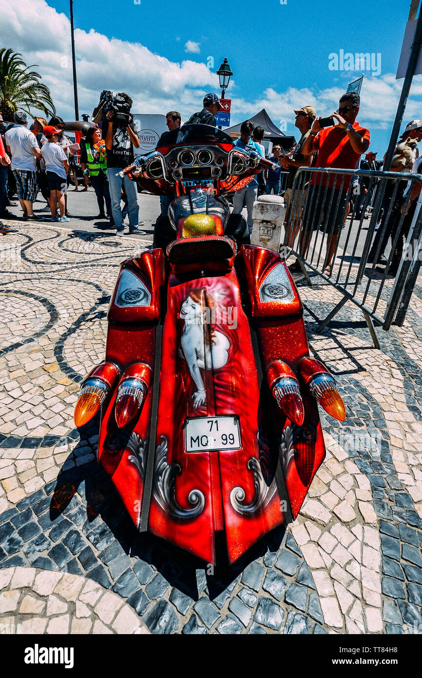 Cascais, Portogallo - 15 Giugno 2019: Il bellissimo villaggio di pescatori di Cascais, Portogallo sulla Riviera Portoghese ospita la ventottesima annuo europeo Harley-Davidson H.O.G. Rally da 13-16 Giugno, 2019. L'incontro è prevista la partecipazione di 50.000 appassionati e include la moto-relative attività aperte al pubblico, carrelli di cibo e live Rock mostra di notte Foto Stock