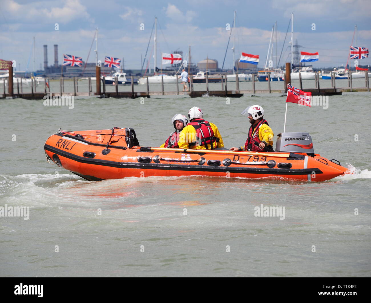 Queenborough, Kent, Regno Unito. Il 15 giugno, 2019. Sheerness RNLI ha organizzato un Open Day in porto Queenborough, Kent oggi con varie manifestazioni. Nella foto: il Sheerness 'D-class' scialuppa di salvataggio costiera "Buster'. Credito: James Bell/Alamy Live News Foto Stock