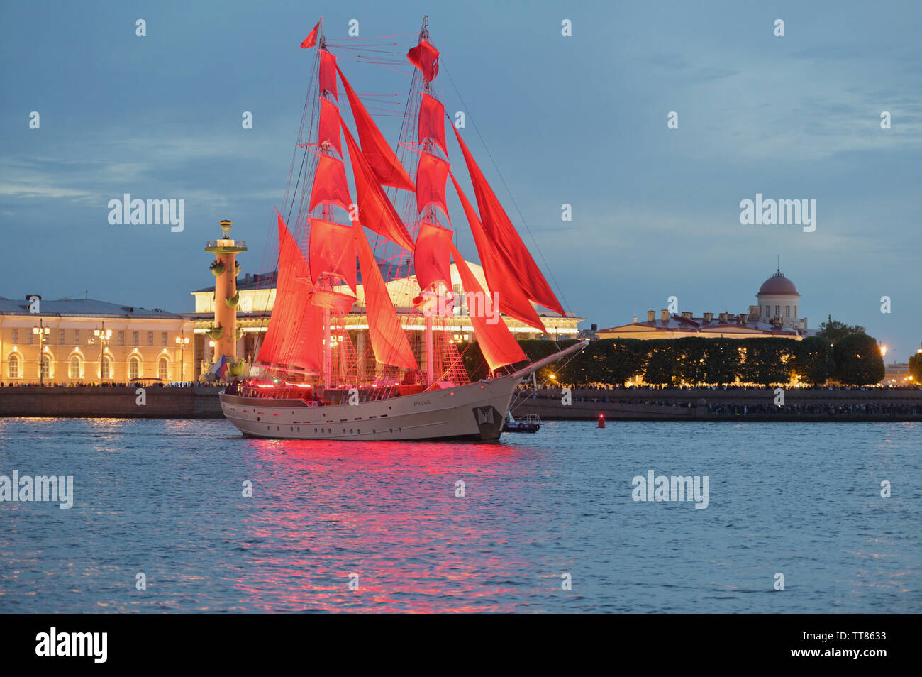 SAINT PETERSBURG, Russia - 12 giugno 2019: Briga Rossiya con scarlatto vele durante le prove della vacanza 'Scarlet vele' Foto Stock