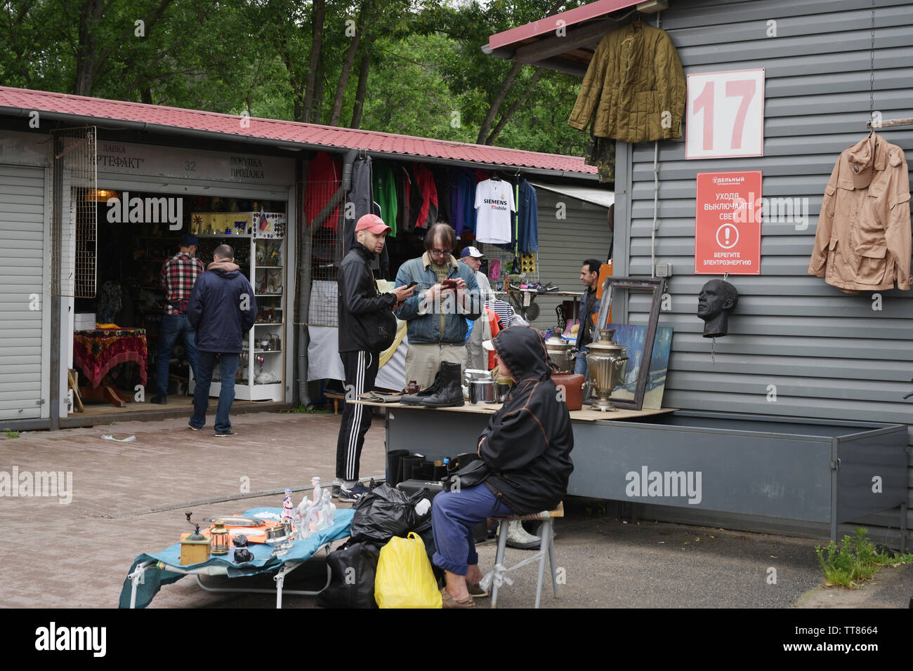 Le persone sul mercato delle pulci a San Pietroburgo vicino stazione Udelnaya, Russia. È il più famoso mercato delle pulci della città Foto Stock