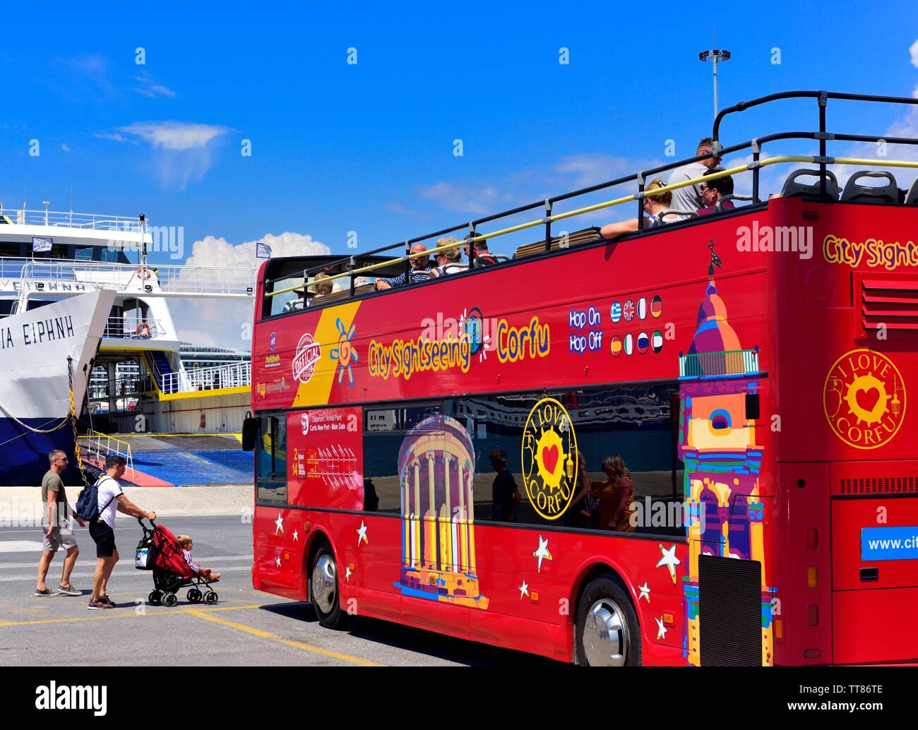 City sightseeing, red double decker bus,Porto di Corfù,Corfu, Grecia Foto Stock