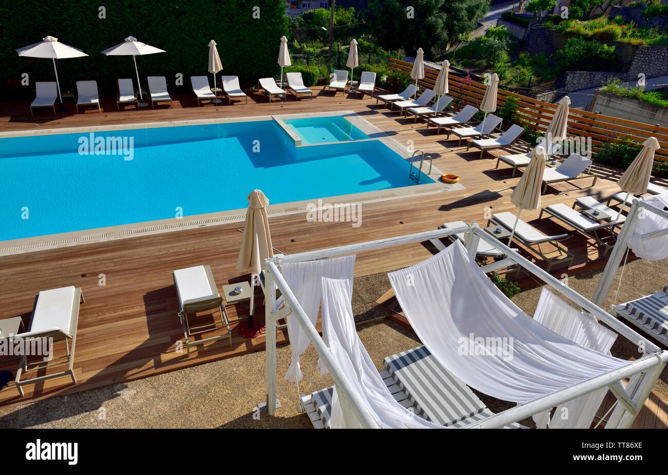Hotel area piscina,con lettino vuoto e non gli asciugamani di mettere fuori di riservare posti letto. Hotel Corfu Mare Boutique, CORFU, ISOLE IONIE, Grecia Foto Stock