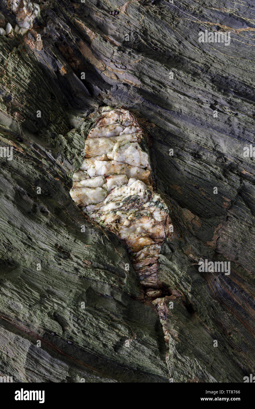 Pietra naturale texture. Superficie testurizzata di roccia naturale, dove si possono vedere gli strati di roccia e cristalli bianchi formata nel tempo. Foto Stock